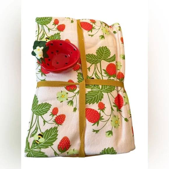 Muldale Oven Mitt and Kitchen Towel Set. Strawberry Dish and Pot Holders. - Picture 5 of 10